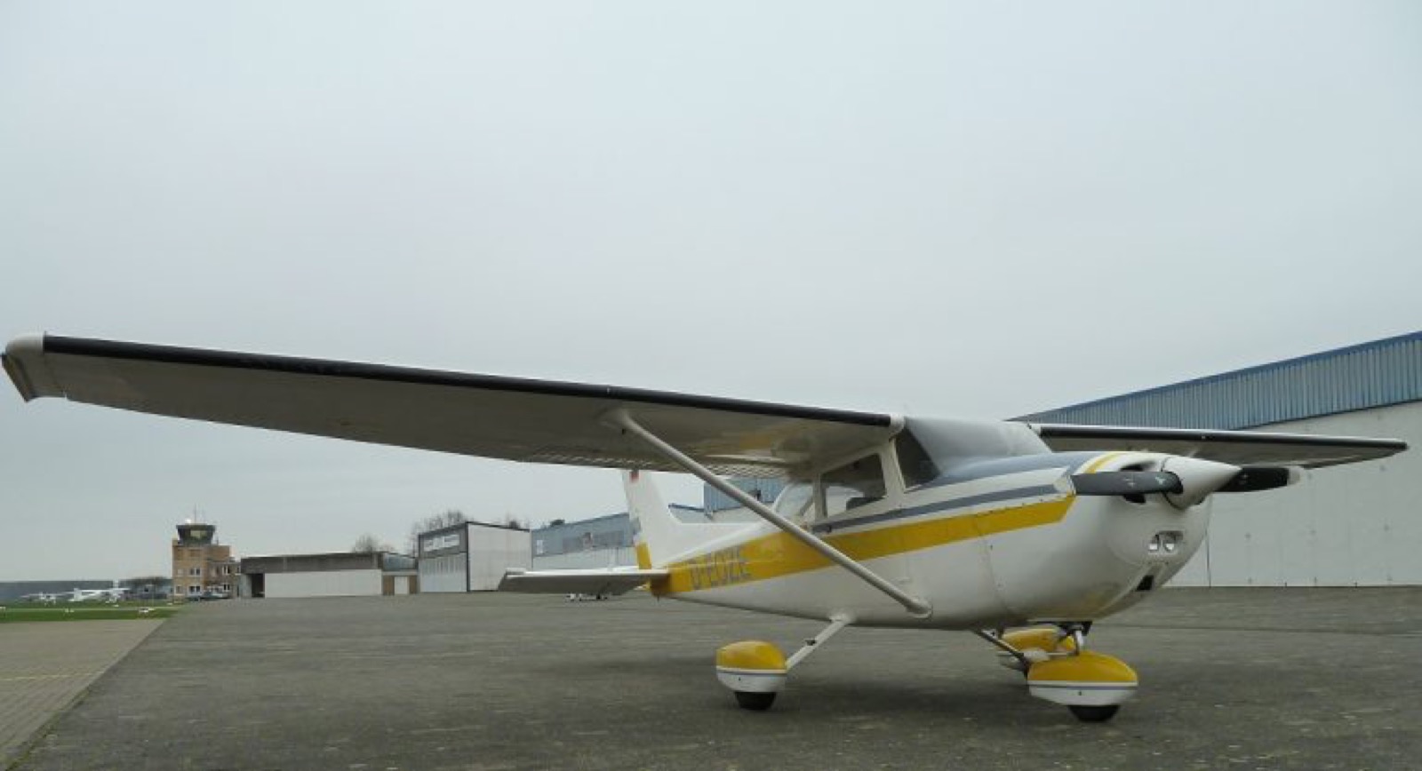 Motorflugzeug auf dem Vorfeld des Flugplatzes Wesel-Römerwardt